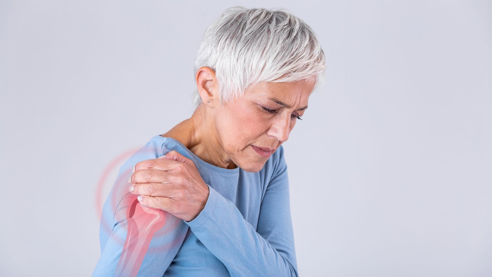 אישה סובלת מכאב בכתף ימין: כתבה על מקור הכאב ומה עליכם לעשות עכשיו 