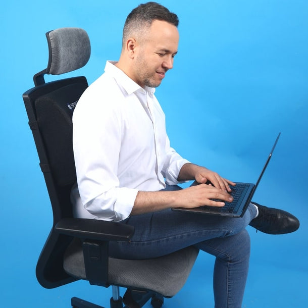 שימוש במחשב נייד כרית משענת להקלת כאבי גב תחתון וכאבי גב קומפי בק של חברת ספינאלי Spinaly Comfy Back