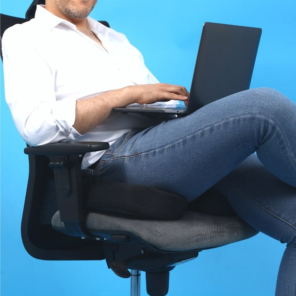 ישיבה עם מחשב נייד כרית ישיבה להקלת כאבי גב תחתון וכאבי גב קומפי סיט של חברת ספינאלי Spinaly Comfy Seat