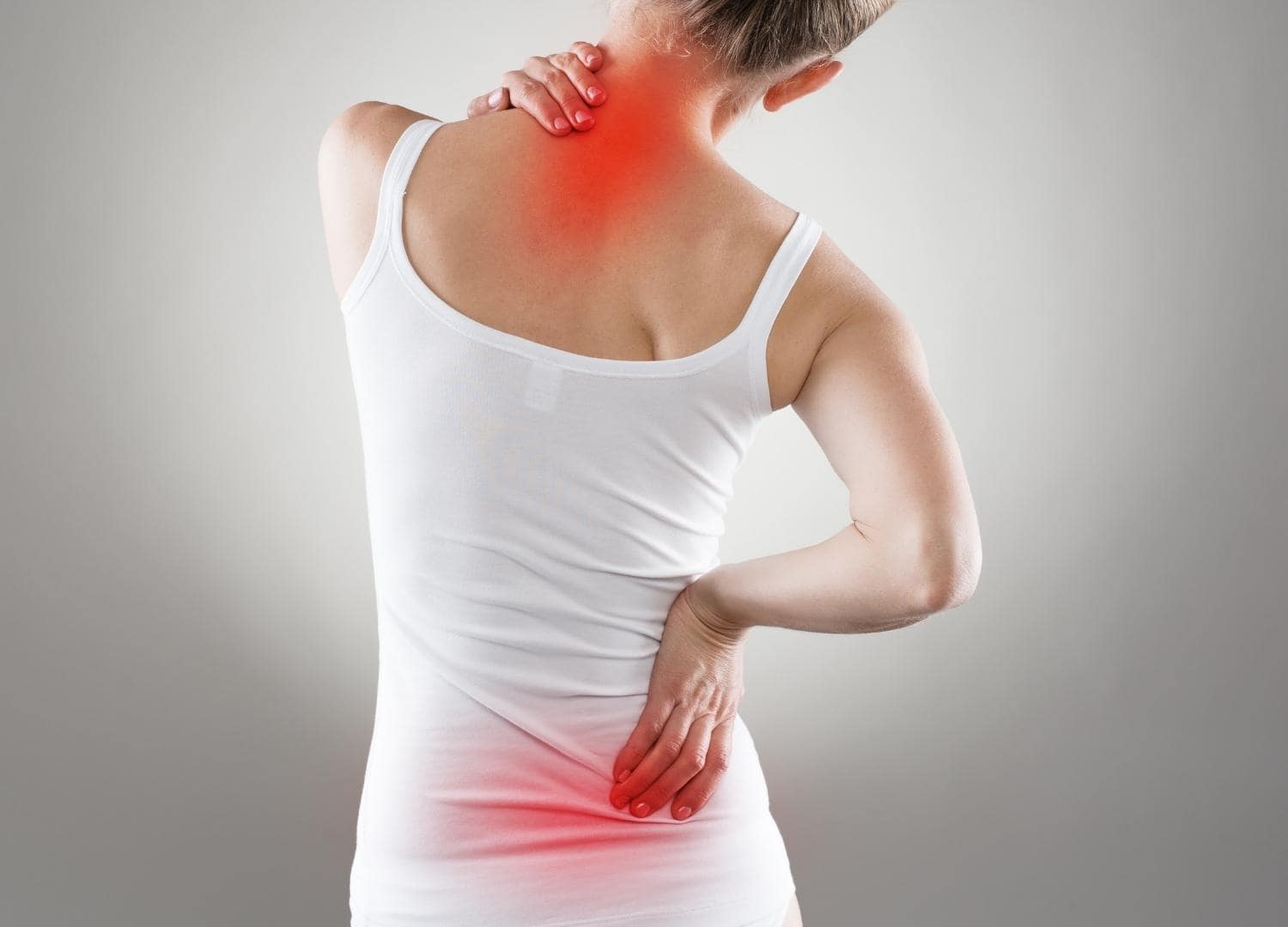 אישה סובלת מצוואר תפוס וכאבי גב תחתון, מאמר בלוג על כאב גב תחתון ודרכי טיפול