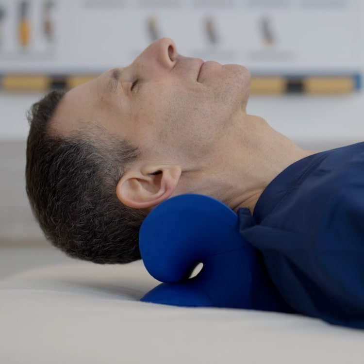 איך לשחרר צוואר תפוס עם כרית אורטופדית לכאבי צוואר