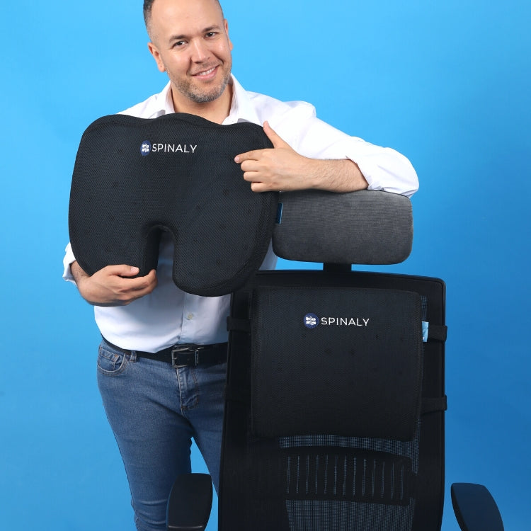 דוגמן מחזיק  מארז סט כריות ישיבה להקלת כאבי גב תחתון וכאבי גבקומפי סיט קומפי בק של חברת ספינאלי Spinaly Comfy Seat Comfy Back